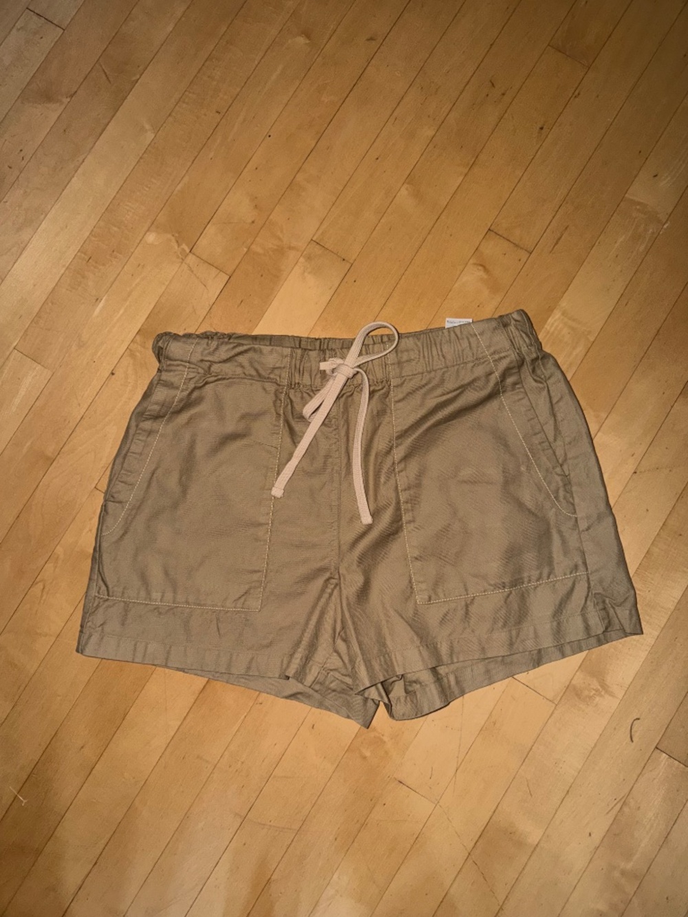 Banana Republic khaki shorts, L, GP1551 - Picture 2 of 3
